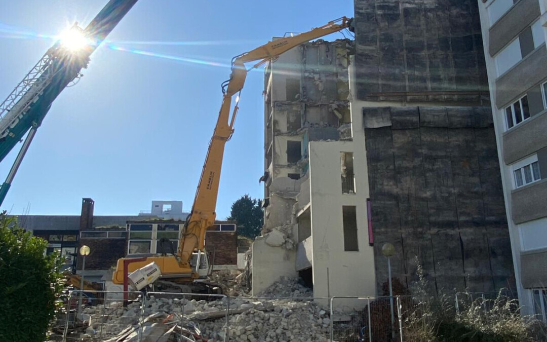 Deconstruction of a 7-storey building